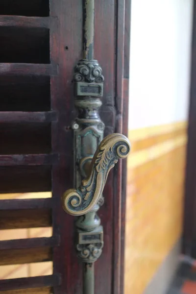 Demir Saplı Eski Ahşap Kapı Fotoğrafı — Stok fotoğraf