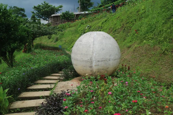 Big Concrete Ball Middle Garden Photo —  Fotos de Stock