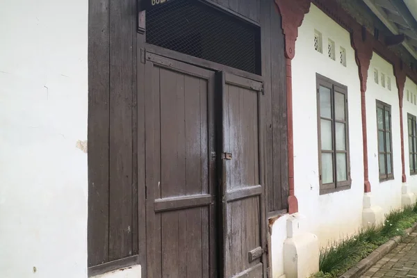 Szerokie Drewniane Drzwi Stodoły Zdjęcie — Zdjęcie stockowe