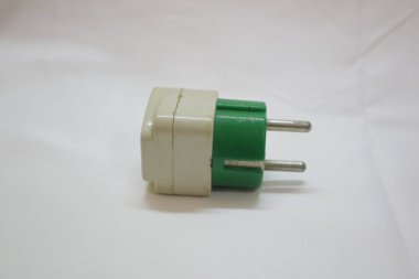 Beyaz yeşil elektrik prizi fotoğrafı.