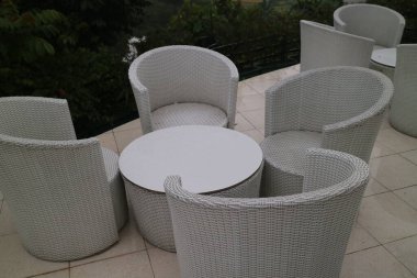 örülmüş plastik sandalyeler ve masa fotoğrafları