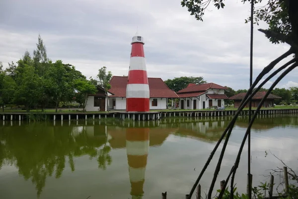 Mercusuar Merah Dan Putih Tepi Foto Rawa — Stok Foto