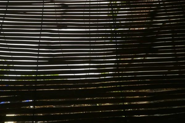 太陽の保護のために竹を編んだ — ストック写真