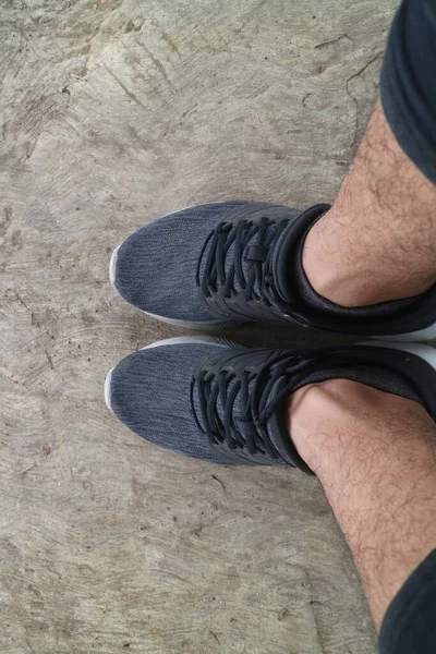 Pés Homem Estão Cheios Pele Usando Sapatos Pretos Foto — Fotografia de Stock