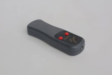 Beyaz arkaplan fotoğrafında küçük gri uzaktan kumanda