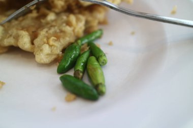 Küçük yeşil biber ve kızarmış tempo fotoğrafı.