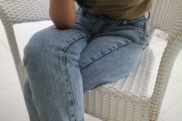 Pernas Uma Mulher Usando Jeans Foto — Fotografia de Stock