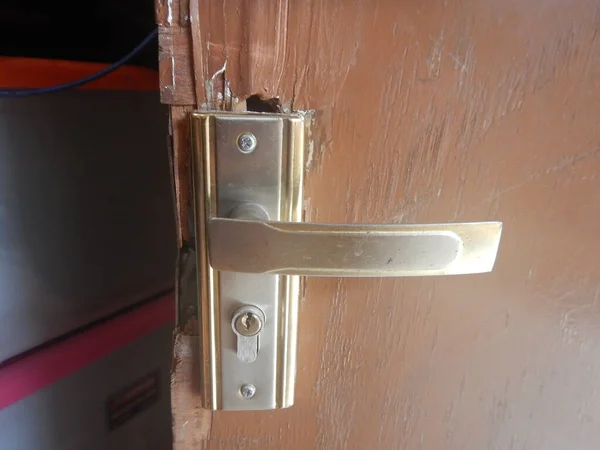 Χερούλι Της Πόρτας Στη Σπασμένη Φωτογραφία Της Πόρτας — Φωτογραφία Αρχείου