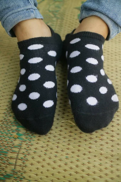 Ноги Черных Носках Белыми Точками Фото — стоковое фото