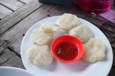 Beyaz bir tabakta kızarmış siren fotoğrafı.