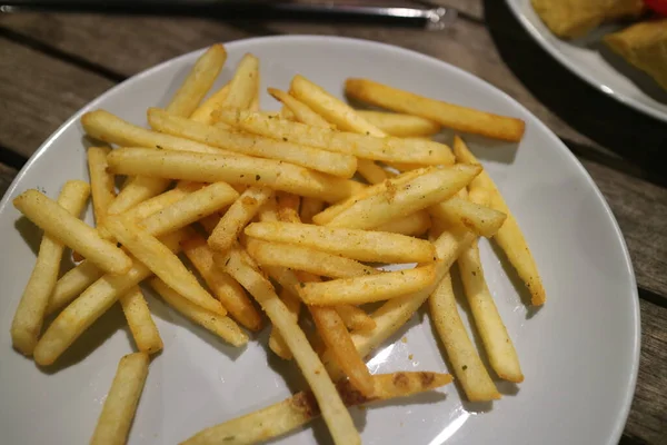 Beyaz Tabakta Patates Kızartması — Stok fotoğraf