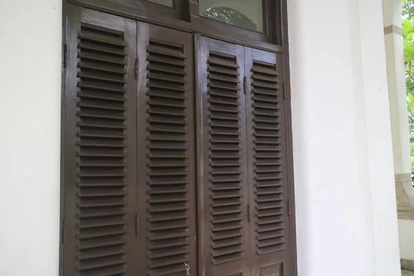 換気穴のある広い木製のドア写真 — ストック写真