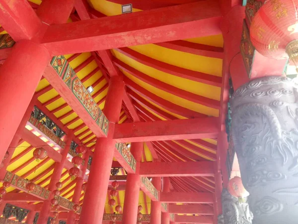 Červená Žlutá Unikátní Střecha Budovy Čínským Stylem Fotografie — Stock fotografie