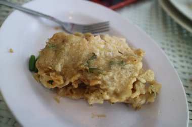 Beyaz bir tabakta kızarmış Tempeh unu.