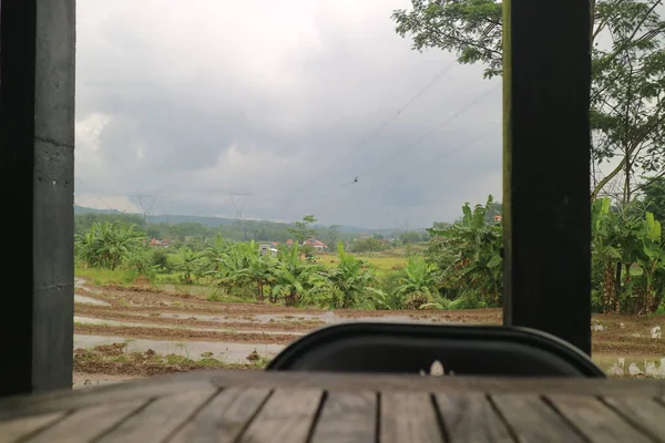 Tampilan Dari Sawah Kosong Dalam Foto Sore — Stok Foto