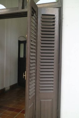 Birkaç havalandırma deliği fotoğrafı olan eski ahşap kapı.