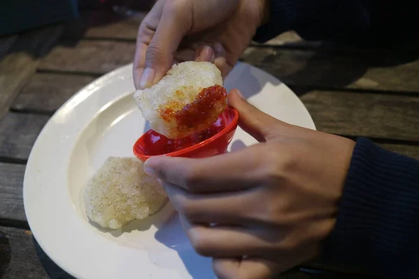 Mano Tenuta Fritta Cireng Con Salsa Peperoncino Foto — Foto Stock