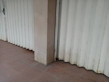 Sıkıcı ve paslı beyaz katlanır kapı fotoğrafı