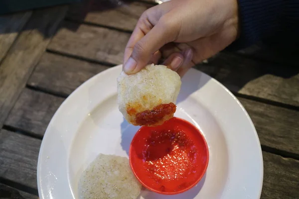 Mano Tenuta Fritta Cireng Con Salsa Peperoncino Foto — Foto Stock