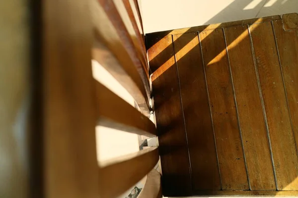 Zonlicht Dat Tevoorschijn Komt Tussen Houten Stoelen Foto — Stockfoto