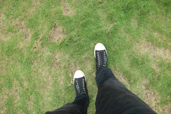 Mann Mit Schwarzen Schuhen Steht Auf Gras Foto — Stockfoto