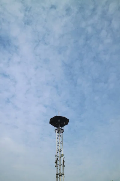 Een Hoge Lantaarnpaal Onder Een Heldere Wolkenfoto — Stockfoto