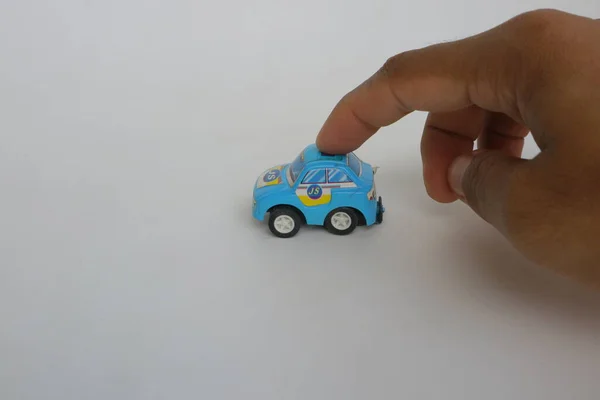 Semarang Indonésia Novembro 2021 Mão Tocando Pequeno Carro Brinquedo Azul — Fotografia de Stock