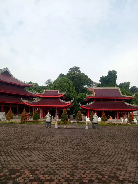 セマラン インドネシア2022年1月21日 サムプコン寺院における大小赤の建物 セマラン インドネシア — ストック写真