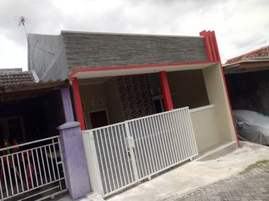 Beyaz çit fotoğraflı modern küçük ev