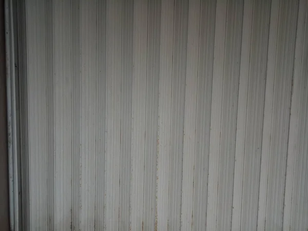 Sıkıcı Paslı Beyaz Katlanır Kapı Fotoğrafı — Stok fotoğraf