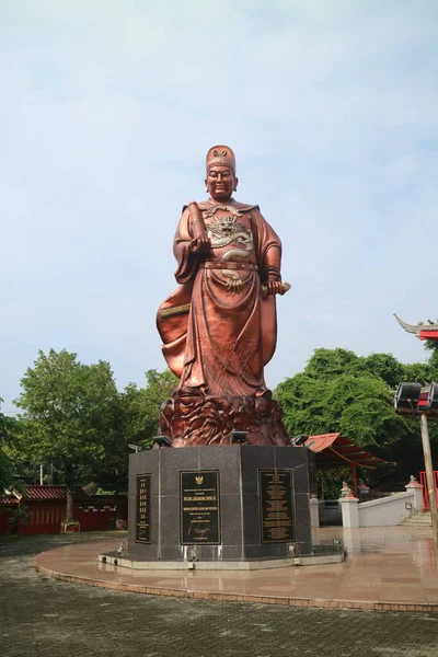 2022年1月21日 印度尼西亚三宝龙 Semarang Indonesia 位于香港三宝城 Sam Poo Kong Semarang 的一座巨型将军雕像 — 图库照片