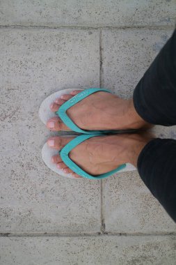 semarang Endonezya, 22 Kasım 2021: Yerde bir çift yeşil beyaz sandalet