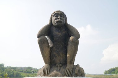 Siyah fotoğraftaki bir maymunun beton heykeli