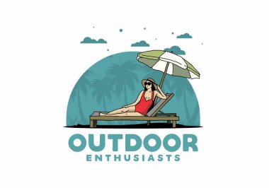 Şemsiye tasarımı altındaki plaj sandalyesinde rahatla.