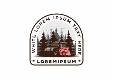 Orman illüstrasyonunda arabanın yanında kamp yapmak.