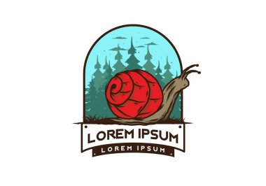 Büyük vahşi salyangoz orman çiziminde sürünüyor.