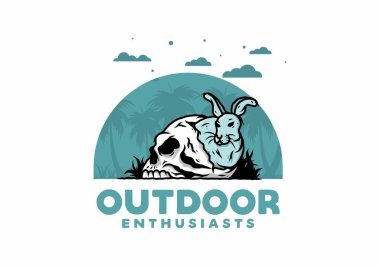 İnsan kafatasının içinde saklanan tavşan tasarımı.