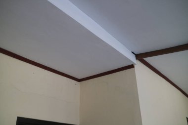 Beyaz bir çatının üst köşesinin fotoğrafı.