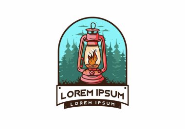 Çam ağaçları arasında alev saçan renkli dış fener tasarımı.