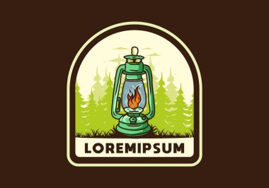 Çam ağaçları arasında alev saçan renkli dış fener tasarımı.