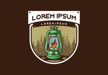 Çam ağaçları arasında alev saçan renkli dış fener tasarımı.