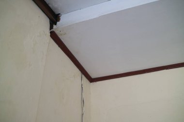 Beyaz bir çatının üst köşesinin fotoğrafı.