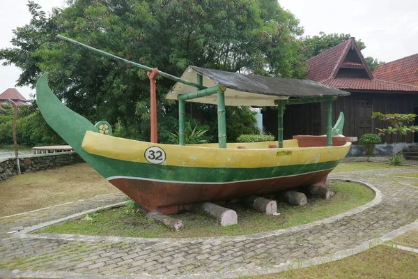 Foto Sebuah Patung Dalam Bentuk Perahu Atas Rumput — Stok Foto