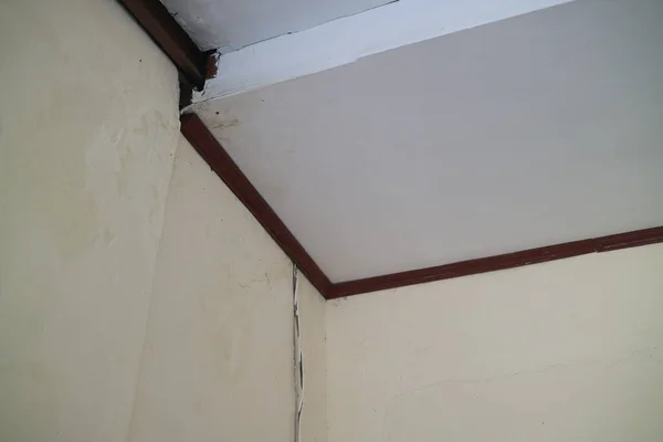 a photo of the top corner of a white roof