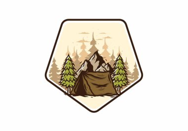 Dağın önünde ve çam ağaçları arasında kamp çadırının resmi.