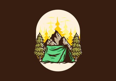 Dağın önünde ve çam ağaçları arasında kamp çadırının resmi.