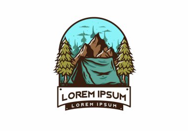 Dağın önünde ve çam ağaçları arasında kamp çadırının resmi.