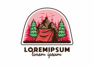 Dağın önünde ve çam ağaçları arasında kamp çadırının resmi.