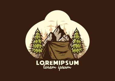 Dağın önünde ve çam ağaçları arasında kamp çadırının resmi.