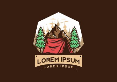 Dağın önünde ve çam ağaçları arasında kamp çadırının resmi.
